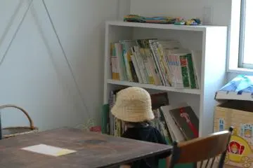 Sebuah sudut nyaman untuk anak-anak bermain, didekorasi dengan karya seni oleh pegawai