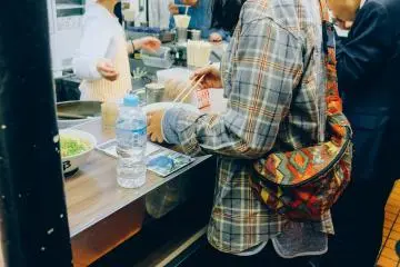<p>People come and go to eat here while standing</p>