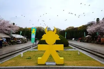 <p>아마도 쇼군 문양일까요..? 오사카 성을 배경으로</p>