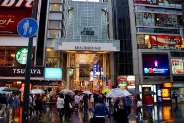 <p>도톤보리 지역에서 남쪽으로 쭈욱 내려가다 보면 보이는 에비스바시 스지. 역시 쇼핑몰과 먹거리로 가득찬 거리에요.</p>