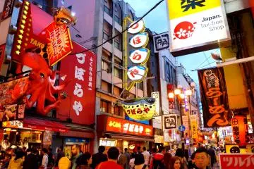 <p>화려하고 큼지막한 네온사인들</p>