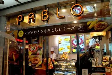 <p>눈에 띄어서 들어갔던 PABLO! 알고보니 치즈케잌으로 유명한 곳이더라구요. 치즈케잌 한조각 맛보고 싶었지만 혼자 먹기엔 너무 큰 사이즈로만 팔아서 포기.. 대신 크림 브룰레(Creme Brulee)로 만족했어요.</p>
