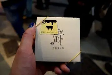 <p>PABLO의 크림 브룰레(Creme Brulee)! 안에는 기호에 맞게 먹을 수 있도록 카라멜 시럽과 가루가 포장되어 있어요. 갓 만든 크림 브룰레를 먹으면 더 맛있겠다란 생각에 아쉽긴 했지만 진한 우유와 크림, 카라멜 맛이 잘 조화되어 포장된 것이라도 꽤 맛있었어요. 크림 브룰레를 이렇게 포장해서 파는구나라는 점도 신기했구요.</p>