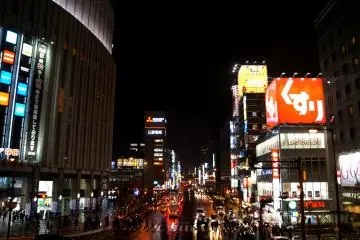<p>다리 위에서 바라본 오사카 역 주변 풍경</p>