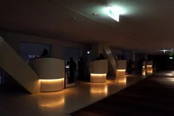 <p>공중정원 실내엔 커플이나 가족끼리 단란하게 앉아있을 수 있는 자리들이 꽤 있었어요.</p>