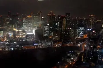 <p>공중정원 카페 근처 자리에서 찍은 야경 (오사카 역의 모습)</p>