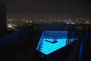 <p>우메다 스카이 빌딩 옥외에서 바라본 야경 - 이벤트를 할 수 있는 공간 같았어요.</p>