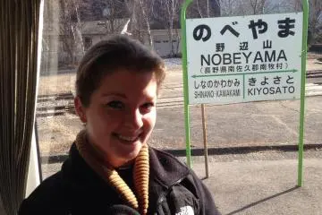 สถานีโนะเบะยะมะ (Nobeyama) ซึ่งเป็นสถานีที่ได้ชื่อว่าเป็นสถานีรถไฟที่ตั้งอยู่บนที่ที่สูงที่สุดในญี่ปุ่น 