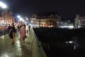 <p>기온 거리, 강 위의 다리, 기모노를 입은 여인</p>