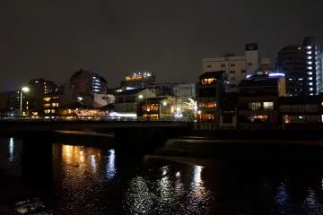 <p>강변에 줄지어진 옛 형식의 건물들. 옛 게이샤 지역의 모습을 그대로 보여주는 듯 했다.</p>