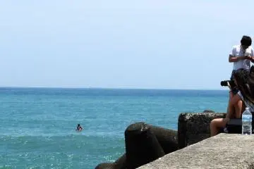 <p>... take a lot of pictures of the&nbsp;surfing crowd of course.</p>