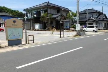 <p>There's many hotels as well as restaurants in the area as well as a surf shop called Flying Sumo from where you can rent equipment. They also offer surfing lessons.</p>