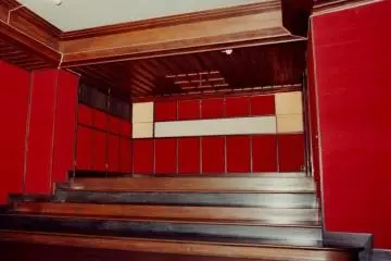 Walls lined with red silk in a side room to the Mozart room (Photo: Atami City)