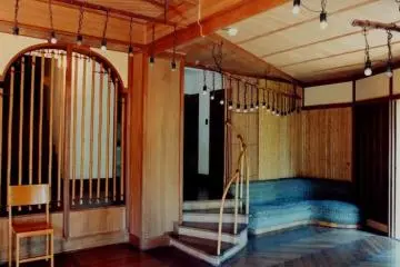 The steps leading down into the Beethoven room (Photo: Atami City)