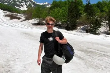 <p>Short sleeve snowboarding!</p>