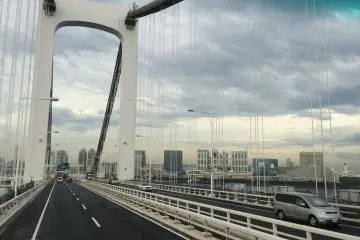 <p>The view of Rainbow bridge and Fuji TV building from the bus window on a highway.</p>