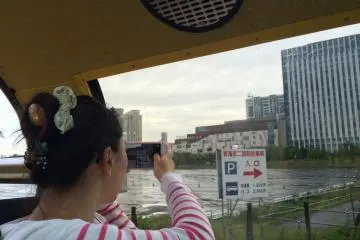 <p>We could even see the Gundam statue from the bus.</p>
