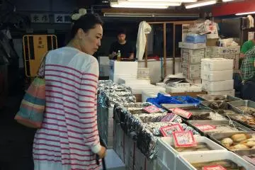 <p>Browsing at&nbsp;Tsukiji Fish market.</p>