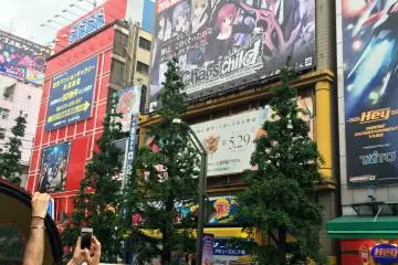 <p>The Akihabara&nbsp;electric street is always busy to stop and take a photo, but the Sky Hop Bus provides you with perfect&nbsp;location to do so.</p>