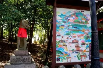 <p>센본 도리이 입구 옆에 있는 지도와 환영해주는 듯한 여우상</p>