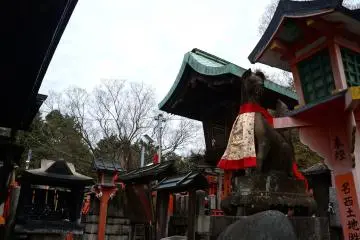 <p>드디어 산 정상! 산 정상이라 그런지 여기 있는 여우석상은 금두건을 두르고 있었어요.</p>