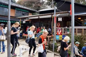 <p>전망대에 위치한 가게들과 쉼터</p>