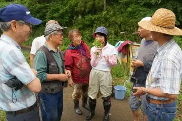<p>You can find fragrant herbs throughout the rice fields as this volunteer from Yato Satoyama Planning explains.</p>