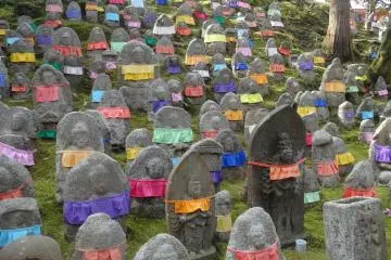 <p>รูปปั้นจิโซะซึ่งมีอยู่มากมายภายในบริเวณวัด</p>