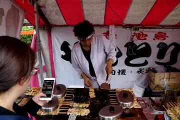 <p>해산물이나 고기를 꼬치에 껴서 철판에 구워주던 요리</p>