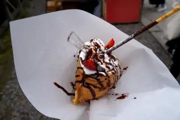 <p>전 붕어빵모양 과자가 친숙해보이기도 하고 색달라 보이기도 해서 먹어봤어요. 사실 아이스크림인줄 알았는데 생크림이여서 살짝 실망했다는.. 맛은 있었어요, 단 걸 좋아하시는 분들이 좋아하실듯!</p>