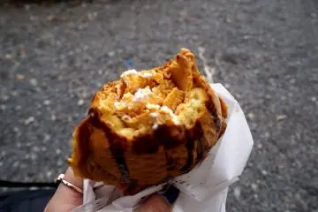 <p>윗부분을 먹으면 아래엔 시리얼이 나와요.</p>