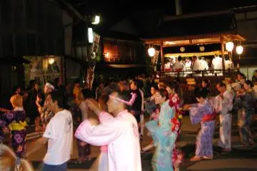Lining up in yukata and geta to dance. (Photo: <a href="http://www.kankou-gifu.jp/image/" target="_blank" rel="noreferrer noopener nofollow">Gifu Prefecture Image Gallery</a>)