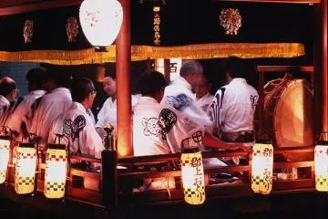 Musicians on the stage set the tone for the evening. (Photo: <a href="http://www.kankou-gifu.jp/image/" target="_blank" rel="noreferrer noopener nofollow">Gifu Prefecture Image Gallery</a>)