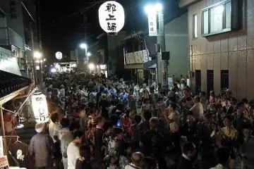 Dancing down side streets in Gujo city (Photo: Kikuo Takada)