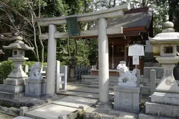 <p>ศาลเจ้าเล็กๆ ภายในบริเวณศาลเจ้ายะสะกะ</p>