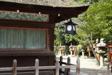 <p>โคมไฟบนระเบียงรั้วรอบอาคารหลักหรืออาคารฮอนโดะ (Hondo)</p>
