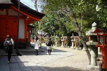 <p>โคมไฟหินยืนเรียงรายตามทางเดิน</p>