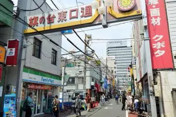 <p>Exit the station, walk through this archway, and turn at the next small street on your right.</p>