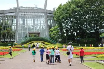 A tropical greenhouse, an aquatic greenhouse, and a cactus greenhouse are the big three greenhouses, in addition to a flower clock. (Photo: Yuuko Tanaka)