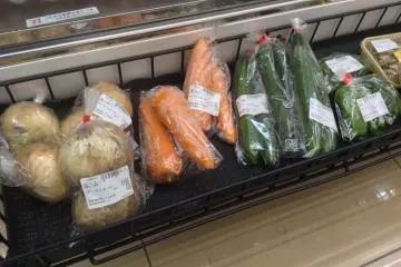 <p>Most konbinis&nbsp;carry some commonly used fresh produce such as onions, carrots, cucumbers and leeks.&nbsp;</p>