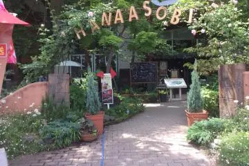 <p>Le b&acirc;timent poss&egrave;de un restaurant et des boutiques souvenirs</p>