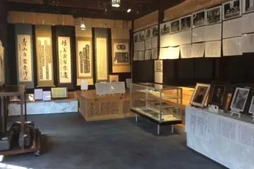 <p>On the day I visited, there was exhibition devoted to Morihito Okuda and they decorated his memorial items and memoirs from World War II.</p>