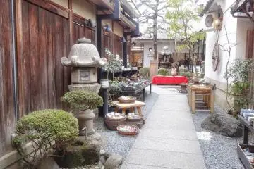 <p>ทางเข้าร้านขายเครื่องปั้นเซรามิค</p>