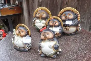 <p>รูปปั้นทะนุกิ (tanuki) ก็มีขาย</p>