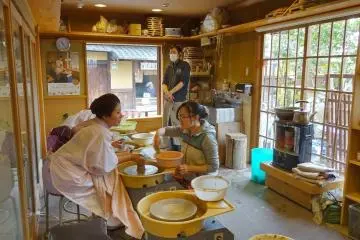 <p>ร้านสอนปั้นเซรามิค ซึ่งคุณสามารถลงมือทำถ้วยเซรามิคได้ด้วยตัวเอง</p>