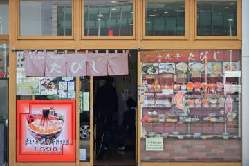 Plenty of dining&nbsp;choices near the docks and station