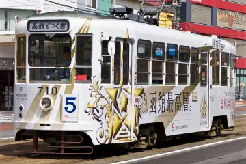 An example of the older style of Hakodate&nbsp;tramcar