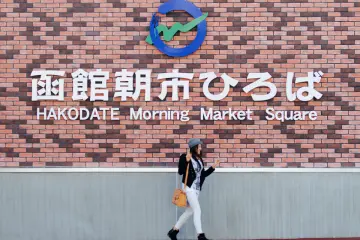 Photo opportunity outside Hakodate's&nbsp;morning market