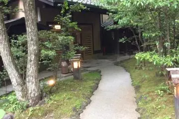 <p>Ryokan Wakaba, with the garden leading to the entrance maintained beautifully.&nbsp;</p>
