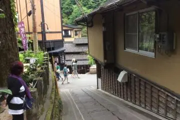<p>Narrow alleys like <span style="line-height: 20.8px;">Igozaka</span>&nbsp;invite you to discover.&nbsp;</p>
